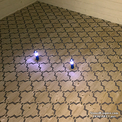 Sjabloneren op de vloer in een andere kamer